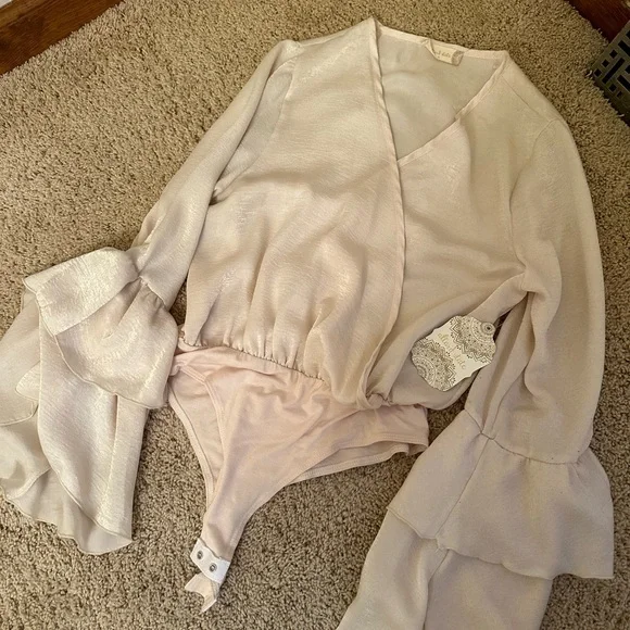 Altar’d State brand new with tags bodysuit! Cute for dinner & Holiday Parties - Picture 3 of 3